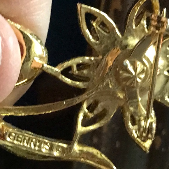 Vintage Gerrys Brooch Goldtone flower - Picture 4 of 6